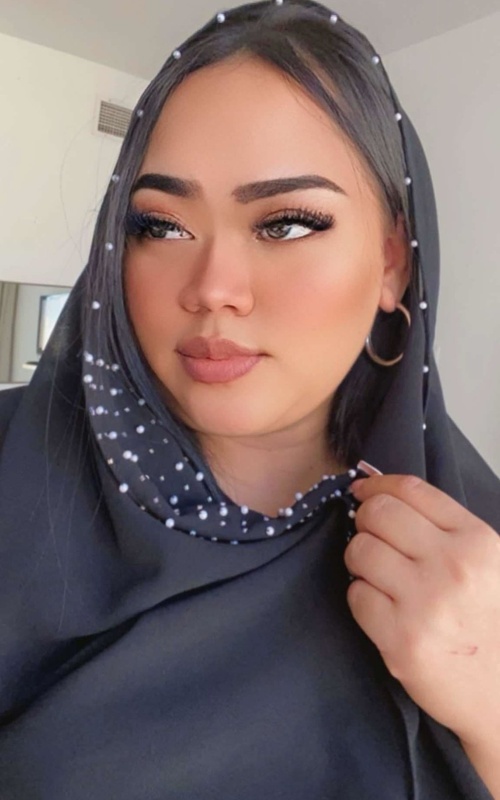 Experience Unforgettable Moments with Noa Crimson Tonight